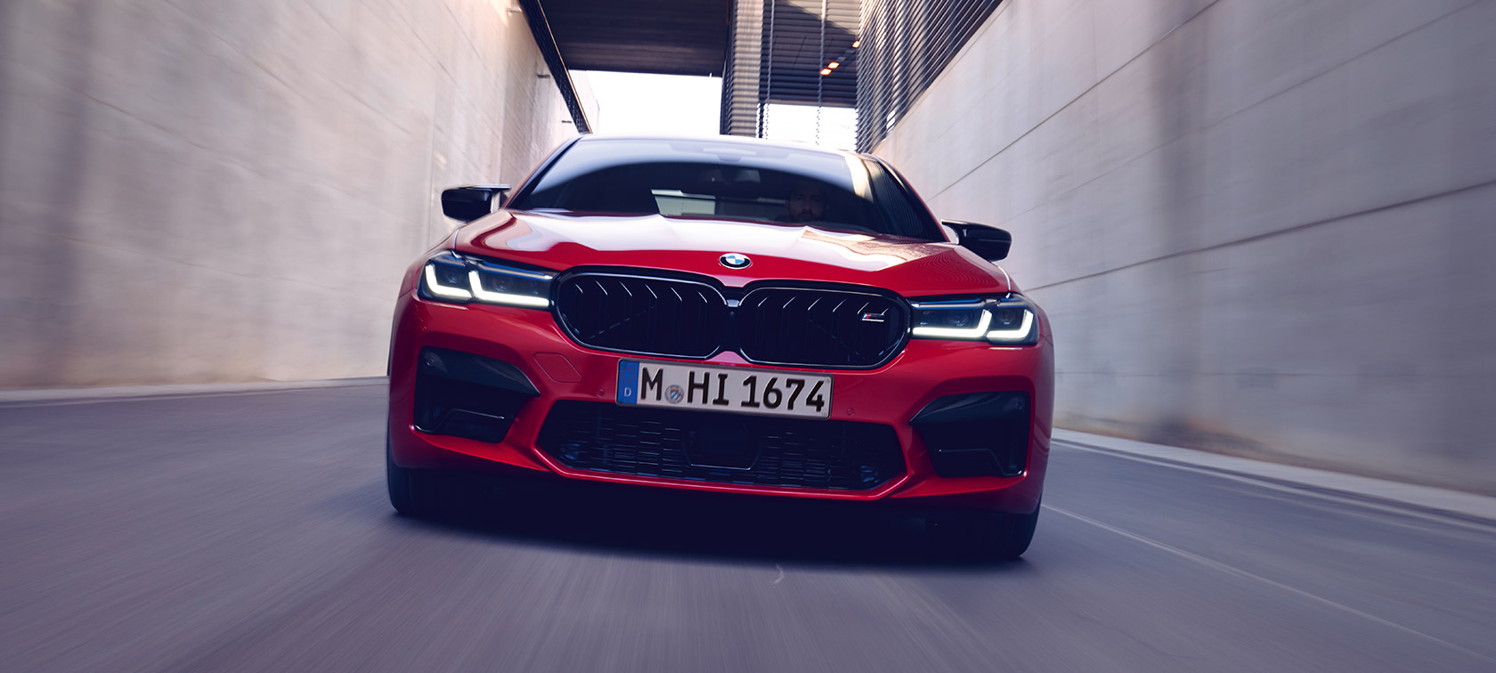 BMW M5 Competition F90 LCI Facelift 2020 näkymä keulasta BMW M5 Competition F90 LCI Facelift 2020 BMW Individual Imola Red näkymä keulasta auton ajaessa
