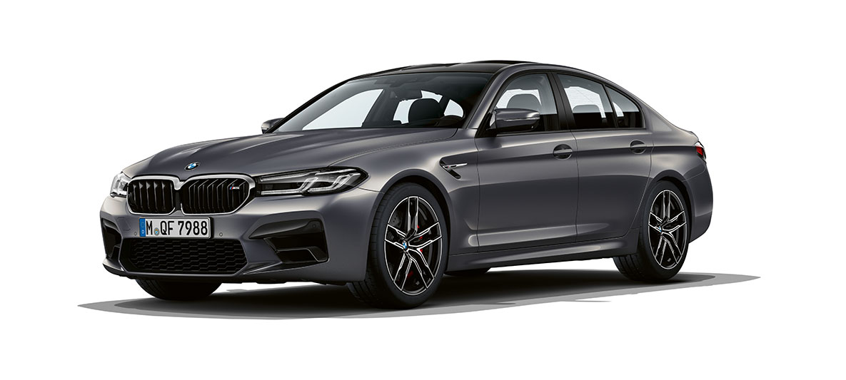 BMW M5 F90 LCI Facelift 2020 kolmen neljäsosan näkymä keulasta BMW M5 F90 LCI Facelift 2020 metalliväri Brands Hatch Grey kolmen neljäsosan näkymä keulasta