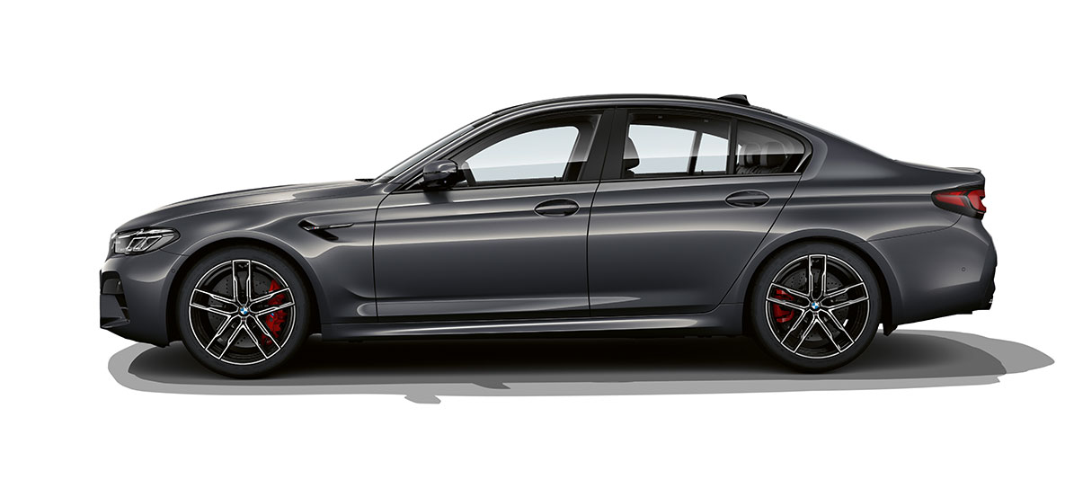 BMW M5 F90 LCI Facelift 2020 sivunäkymä BMW M5 F90 LCI Facelift 2020 metalliväri Brands Hatch Grey sivunäkymä