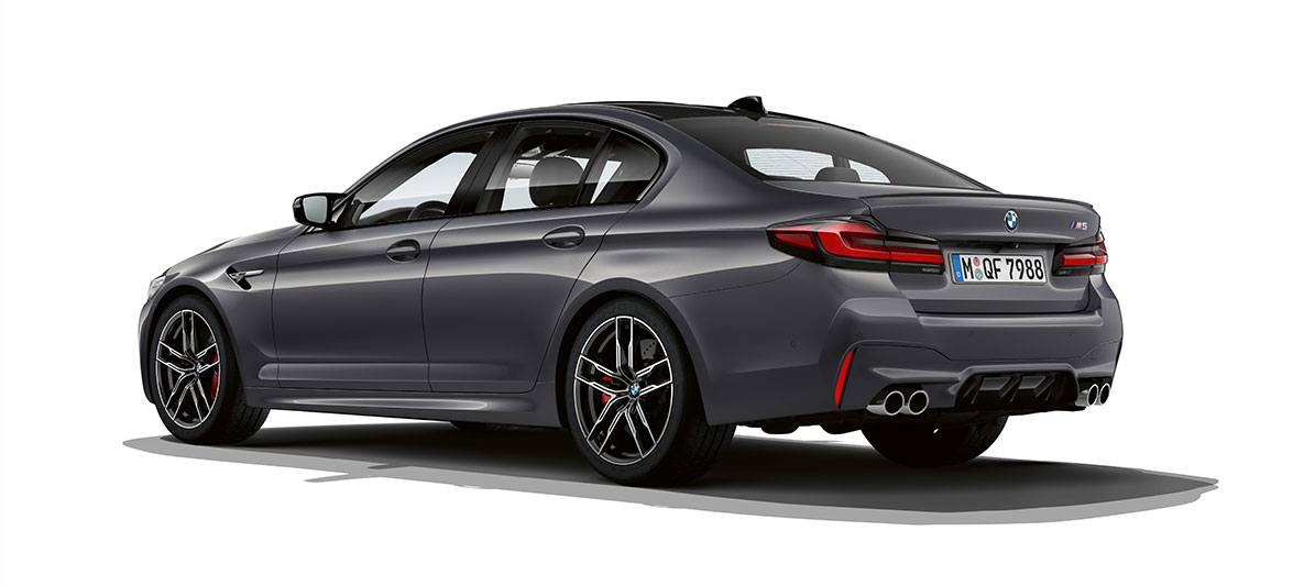 BMW M5 F90 LCI Facelift 2020 kolmen neljäsosan näkymä perästä BMW M5 F90 LCI Facelift 2020 metalliväri Brands Hatch Grey kolmen neljäsosan näkymä perästä