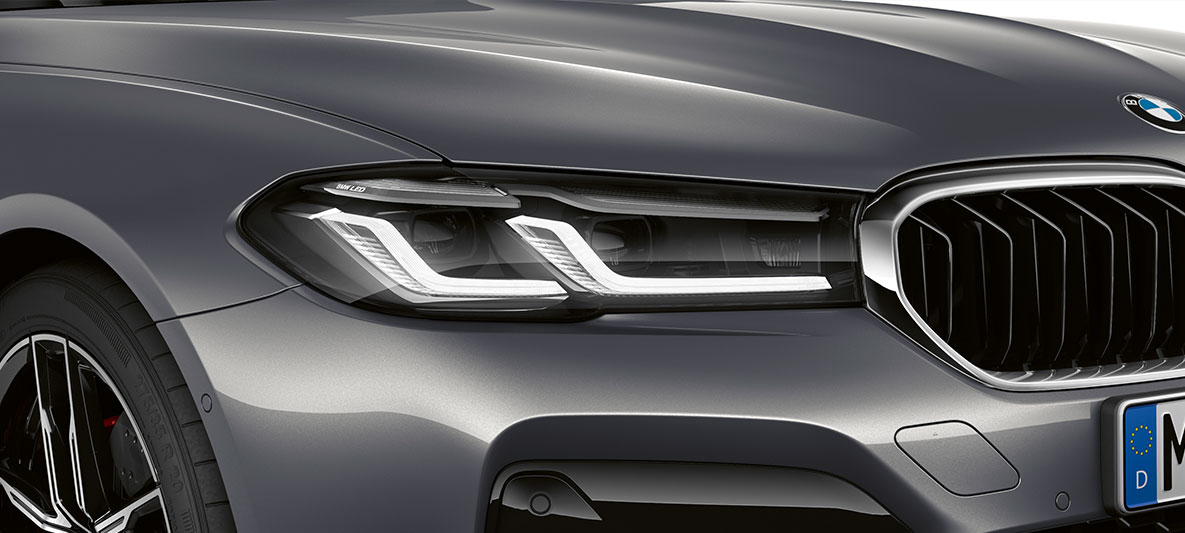 Ajovalojen uusi muotoilu BMW M5 F90 LCI Facelift 2020 näkymä keulasta Ajovalojen uusi muotoilu BMW M5 F90 LCI Facelift 2020 metalliväri Brands Hatch Grey näkymä keulasta
