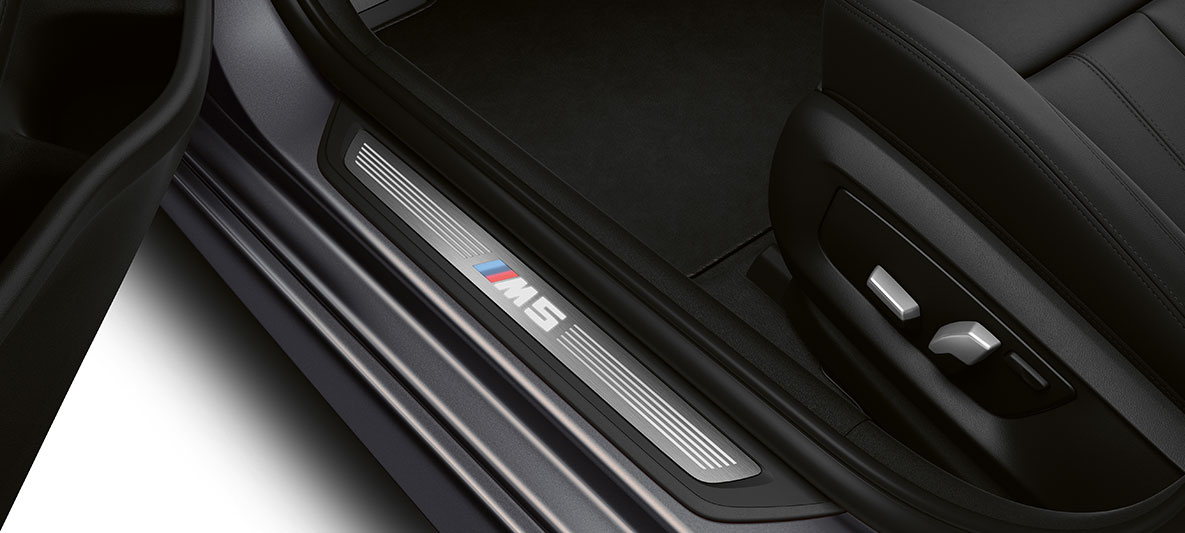 Kynnyslistat, joissa M5-tekstilogo BMW M5 F90 LCI Facelift 2020 sisätila Kynnyslistat, joissa M5-tekstilogo BMW M5 F90 LCI Facelift 2020 sisätila