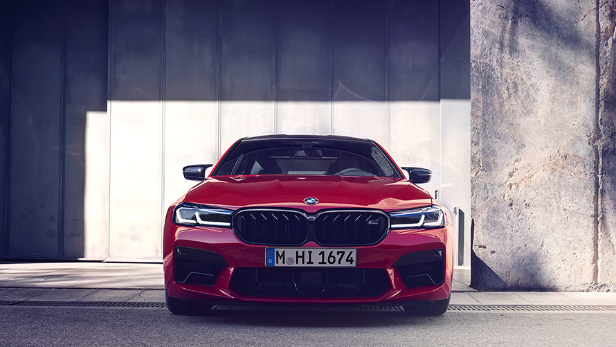 BMW M5 Competition F90 LCI Facelift 2020 BMW Individual Imola Red, näkymä keulasta pysäköitynä