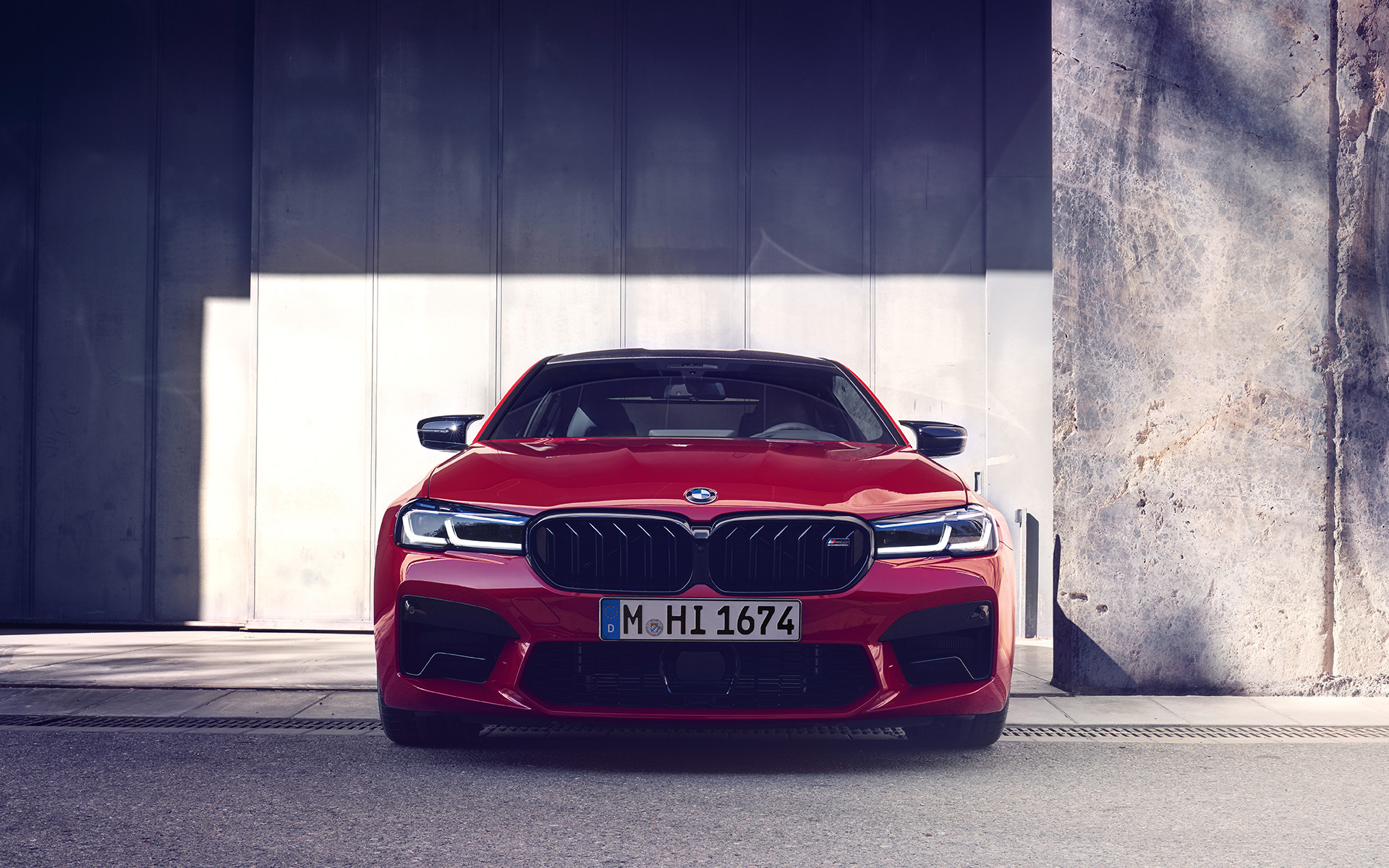 BMW M5 Competition F90 LCI Facelift 2020 BMW Individual Imola Red, näkymä keulasta pysäköitynä