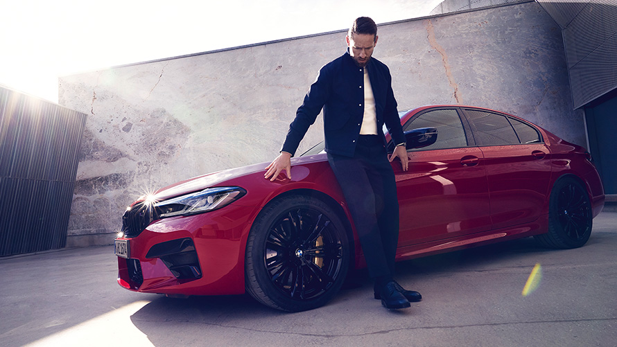 BMW M5 Competition F90 LCI Facelift 2020 BMW Individual Imola Red, kolmen neljäsosan sivunäkymä ja mies