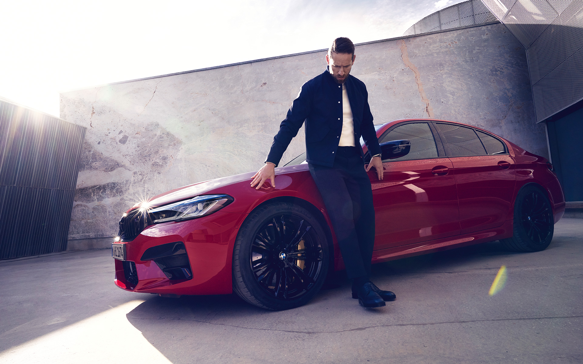 BMW M5 Competition F90 LCI Facelift 2020 BMW Individual Imola Red, kolmen neljäsosan sivunäkymä ja mies