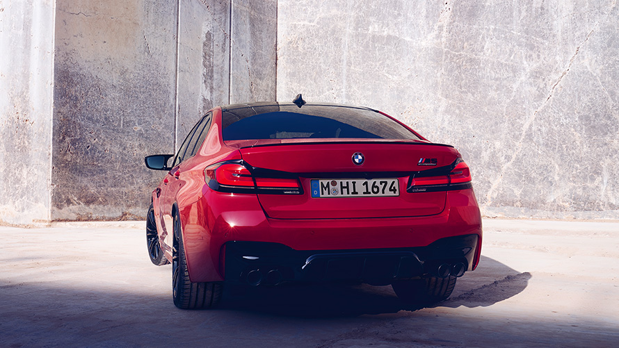 BMW M5 Competition F90 LCI Facelift 2020 BMW Individual Imola Red, näkymä perästä