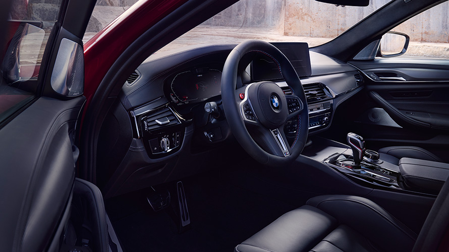 BMW M5 Competition F90 LCI Facelift 2020 Ohjaamo oven ollessa avattuna