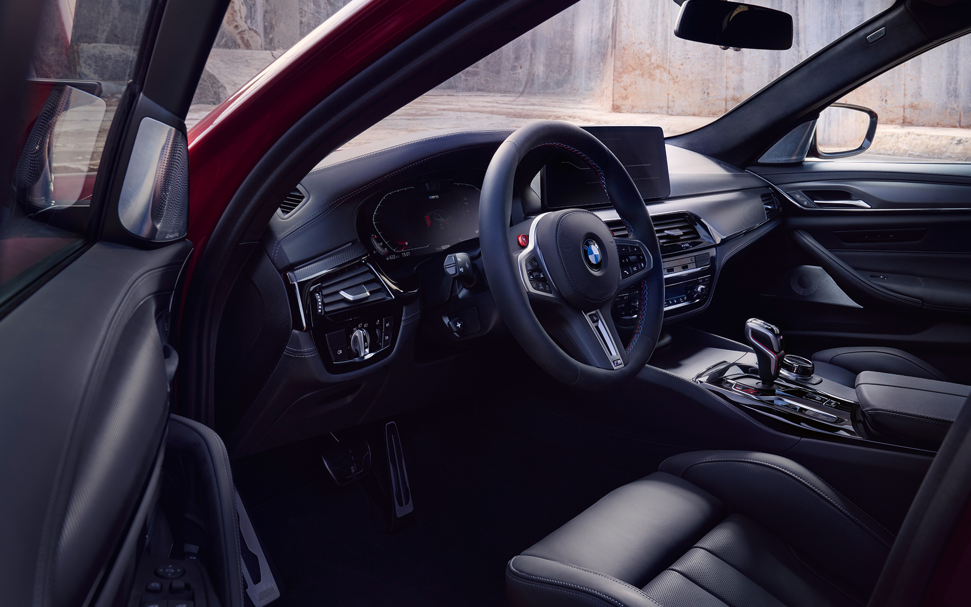 BMW M5 Competition F90 LCI Facelift 2020 Ohjaamo oven ollessa avattuna