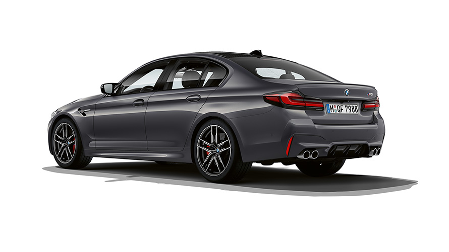 BMW M5 F90 LCI Facelift 2020 metalliväri Brands Hatch Grey kolmen neljäsosan näkymä perästä