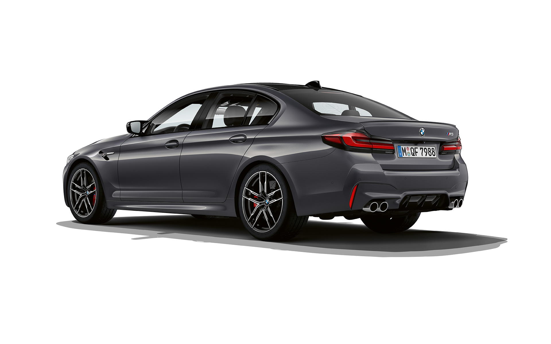 BMW M5 F90 LCI Facelift 2020 metalliväri Brands Hatch Grey kolmen neljäsosan näkymä perästä