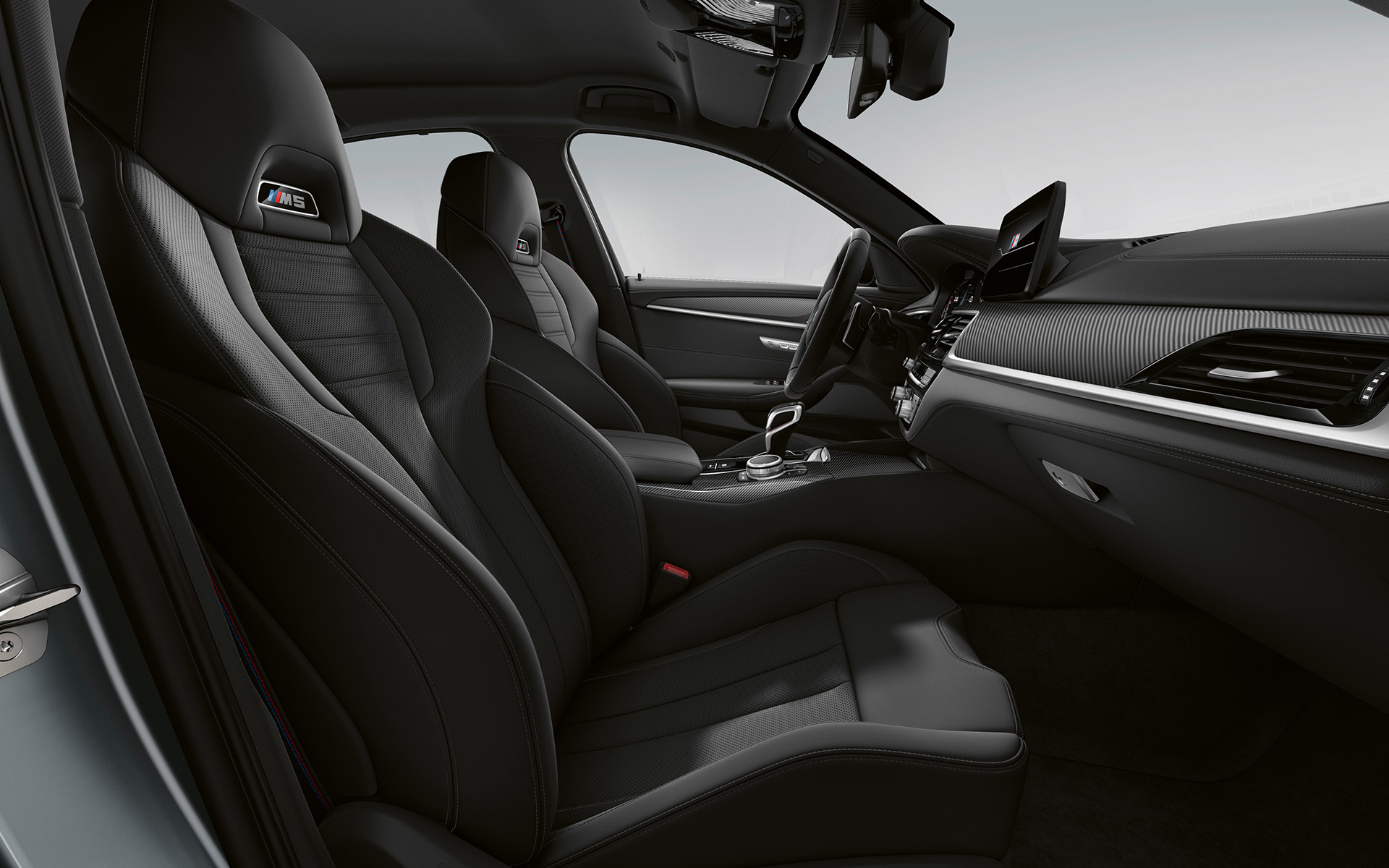 BMW M5 F90 LCI Facelift 2020 Ohjaamo oven ollessa avattuna