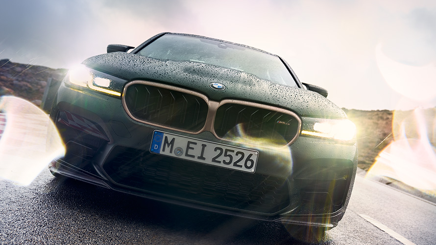 BMW M5 CS F90 2021 Frozen Deep Green metallic, näkymä keulasta ajovalojen ollessa kytkettynä päälle