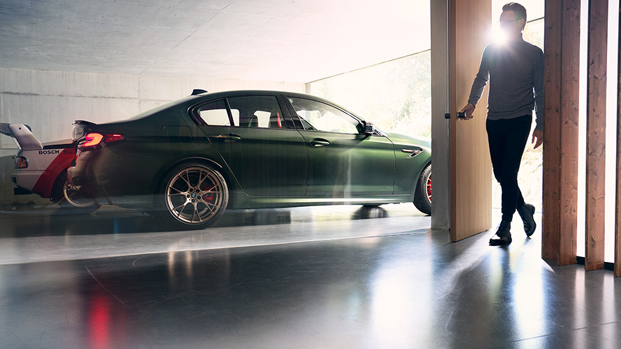 BMW M5 CS F90 2021 Frozen Deep Green metallic, sivunäkymä autotallissa