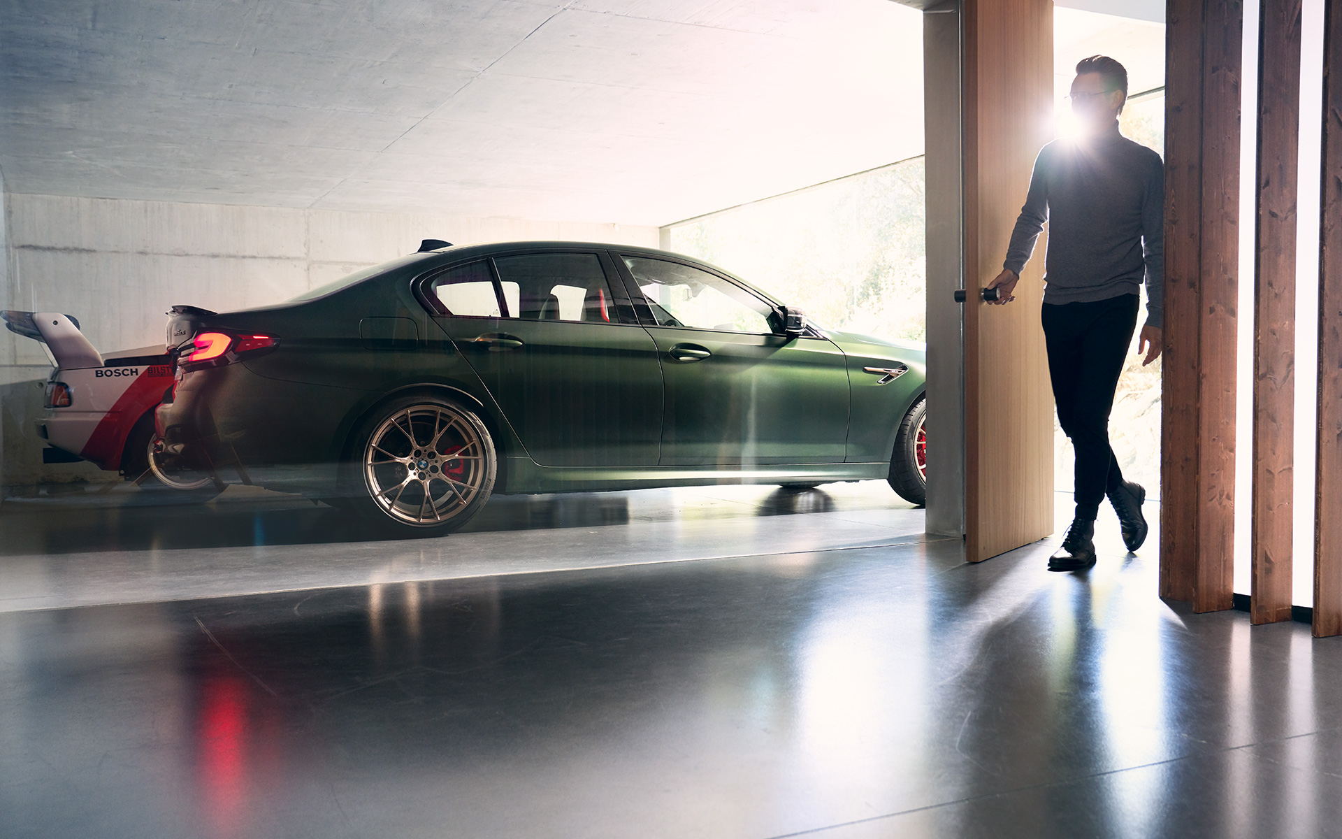 BMW M5 CS F90 2021 Frozen Deep Green metallic, sivunäkymä autotallissa