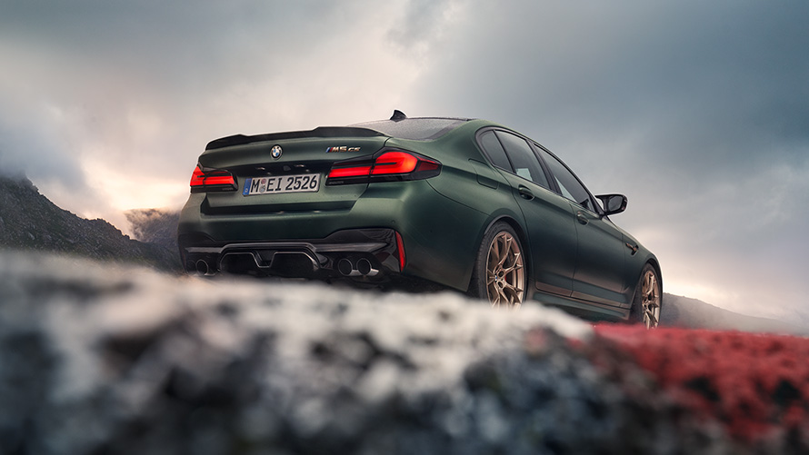 BMW M5 CS F90 2021 Frozen Deep Green metallic, näkymä perästä sammakkoperspektiivistä
