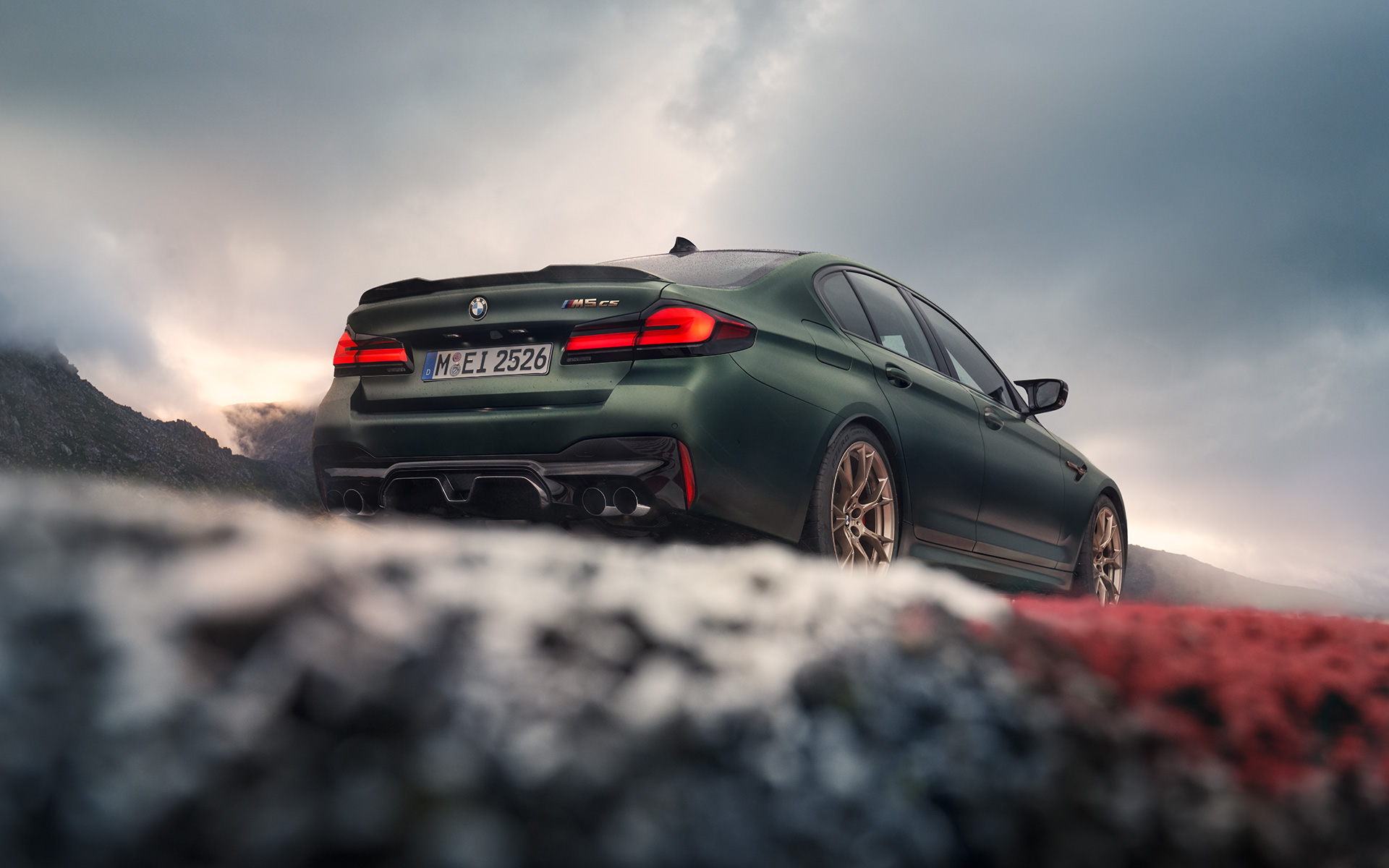 BMW M5 CS F90 2021 Frozen Deep Green metallic, näkymä perästä sammakkoperspektiivistä