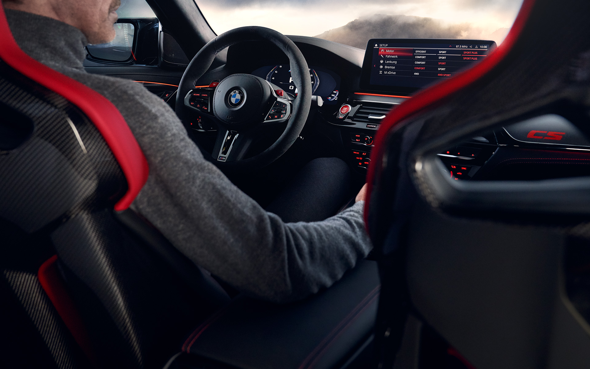 BMW M5 CS F90 2021 Sisätilan ohjaamo, jossa kuljettaja 