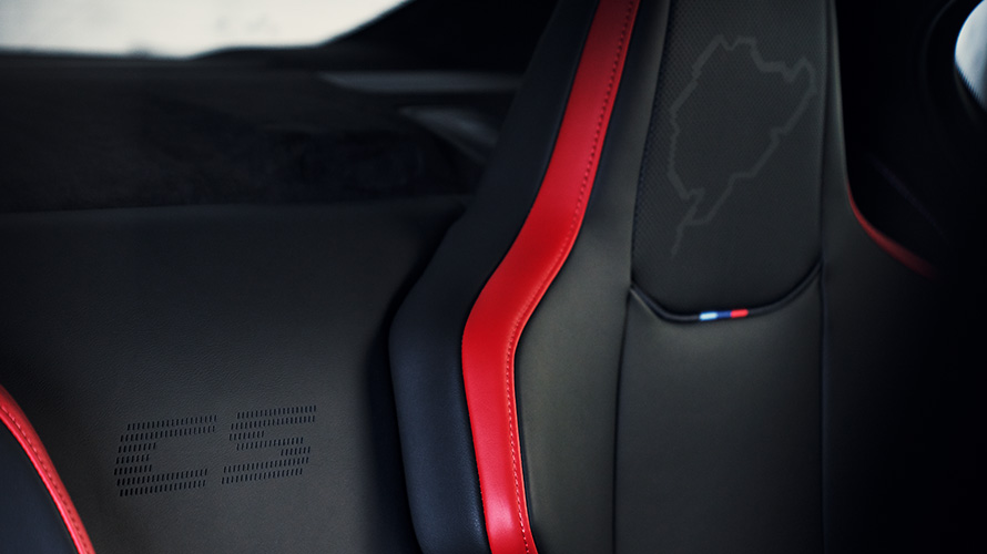 BMW M5 CS F90 2021 Sisätila Hiilikuituinen M-kuppi-istuin, jossa valaistu M5-logo ja Nürburgring-siluetti