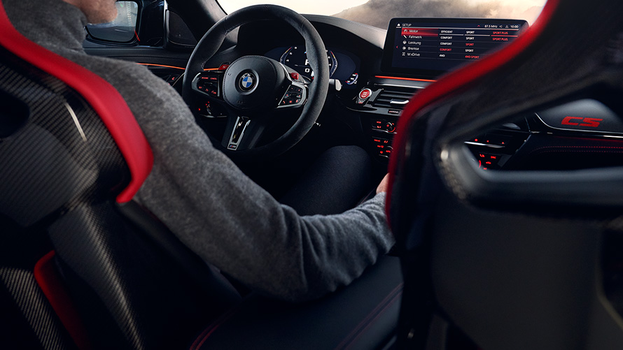 BMW M5 CS F90 2021 Sisätilan ohjaamo, jossa kuljettaja 