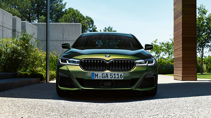 BMW M550i xDrive Sedan G30 LCI Facelift 2020 BMW Individual Verde Ermes metallic, näkymä keulasta 