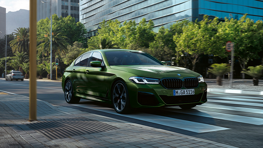 BMW M550i xDrive Sedan G30 LCI Facelift 2020 BMW Individual Verde Ermes metallic, kolmen neljäsosan näkymä liikkeellä olevan auton keulasta