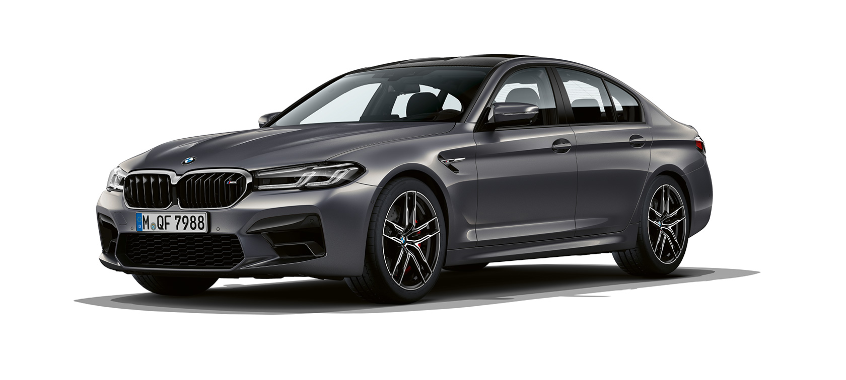 BMW M5 F90 2020 kolmen neljäsosan näkymä keulasta BMW M5 F90 LCI Facelift 2020 metalliväri Brands Hatch Grey kolmen neljäsosan näkymä keulasta