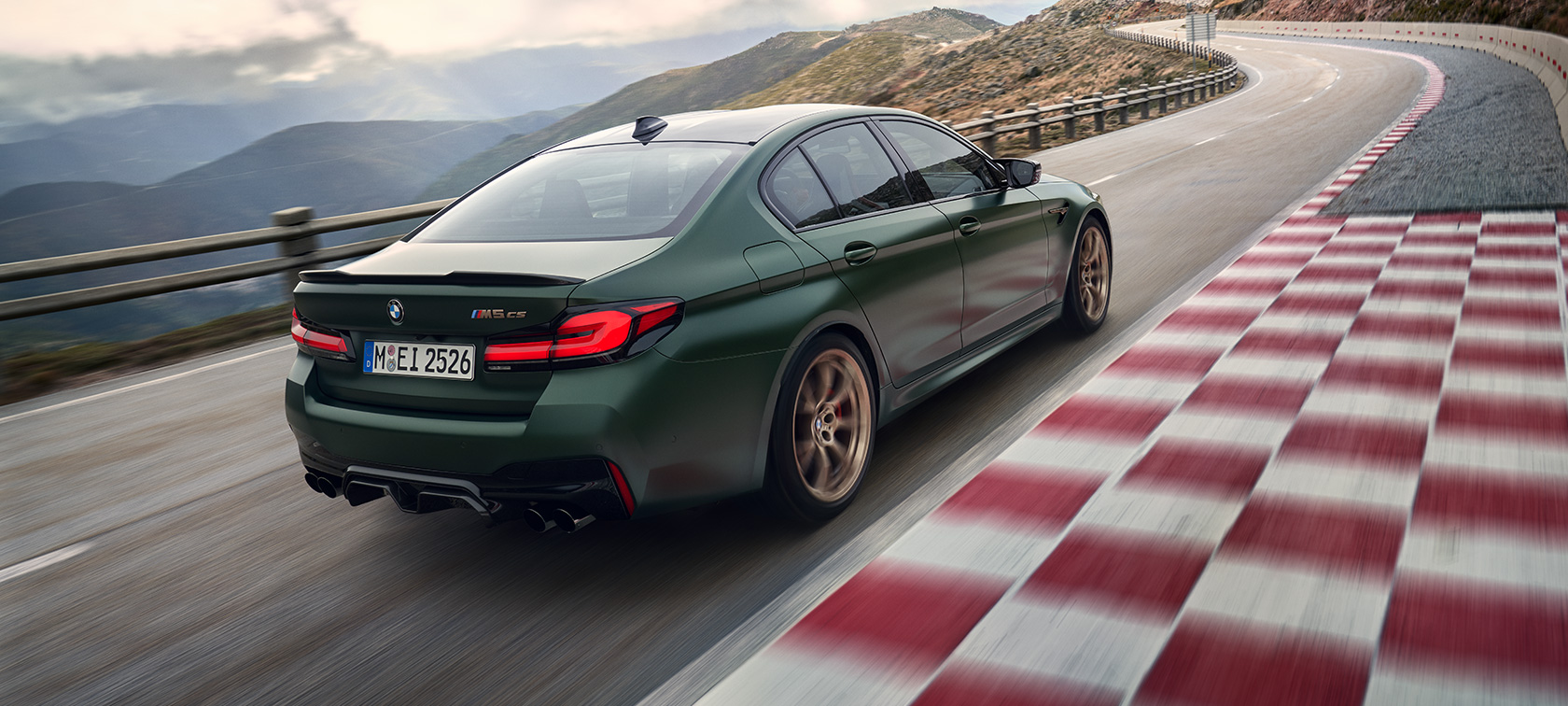 BMW M5 CS F90 2021 Frozen Deep Green metallic kolmen neljäsosan näkymä perästä BMW M5 CS F90 2021 Frozen Deep Green metallic kolmen neljäsosan näkymä perästä