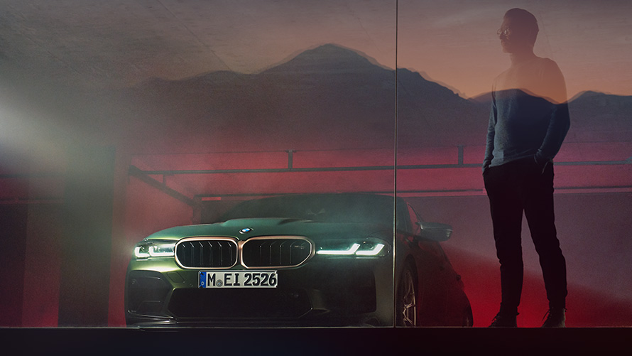 BMW M5 CS F90 2021, näkymä edestä ja mies BMW M5 CS F90 2021 Frozen Deep Green metallic, näkymä edestä ja mies