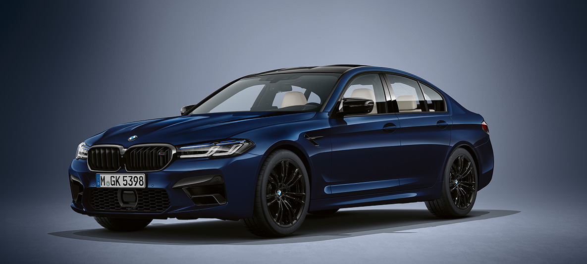 BMW Individual BMW M5 Sedan F90 2020 Tanzanite Blue metallic BMW Individual BMW M5 Sedan F90 LCI Facelift 2020 metalliväri Tanzanite Blue kolmen neljäsosan näkymä keulasta