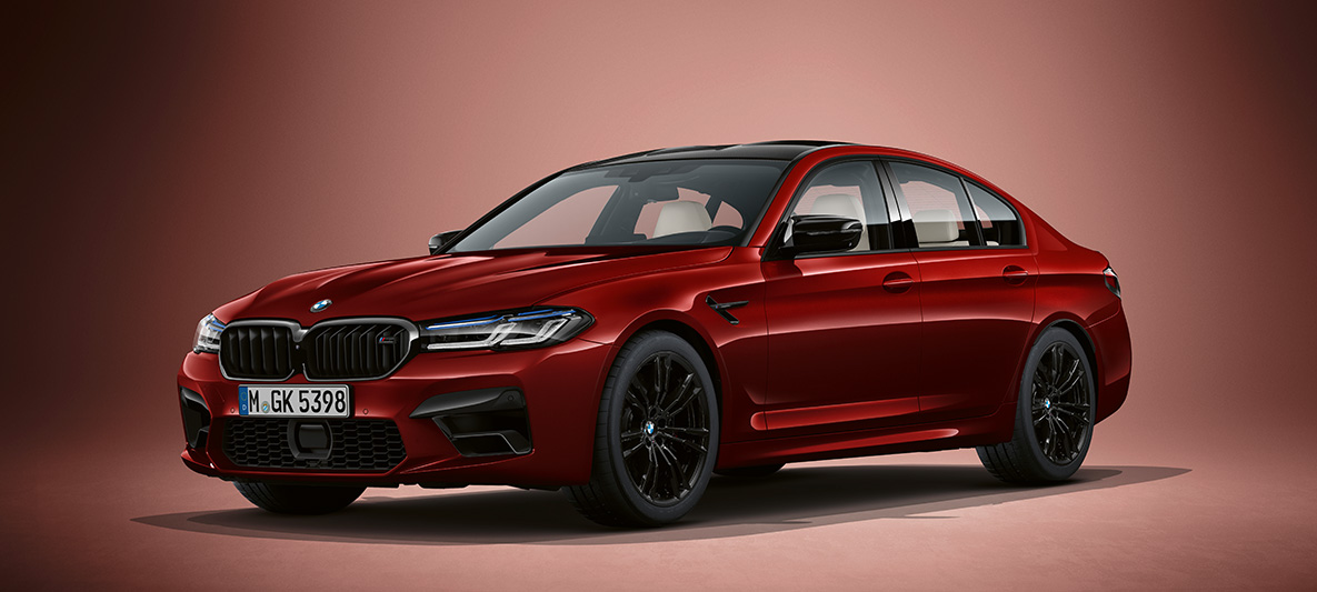 BMW Individual BMW M5 Sedan F90 2020 Aventurine Red metallic BMW Individual BMW M5 Sedan F90 LCI Facelift 2020 metalliväri Aventurine Red kolmen neljäsosan näkymä keulasta