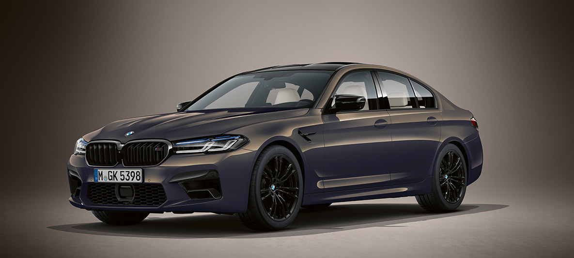 BMW Individual BMW M5 Sedan F90 2020 Alvite Grey metallic BMW Individual BMW M5 Sedan F90 LCI Facelift 2020 metalliväri Alvite Grey kolmen neljäsosan näkymä keulasta