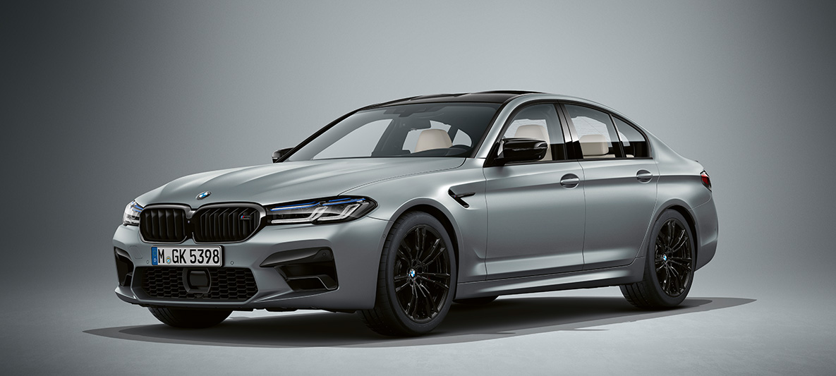 BMW Individual BMW M5 Sedan F90 2020 Frozen Bluestone metallic BMW Individual BMW M5 Sedan F90 LCI Facelift 2020 metalliväri Frozen Bluestone kolmen neljäsosan näkymä keulasta