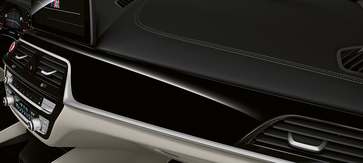 BMW Individual BMW M5 Sedan F90 2020 BMW Individual -sisäkoristelistat Piano Finish Black BMW Individual BMW M5 Sedan F90 LCI Facelift 2020 BMW Individual sisäkoristelistat Piano Finish Black sisätila
