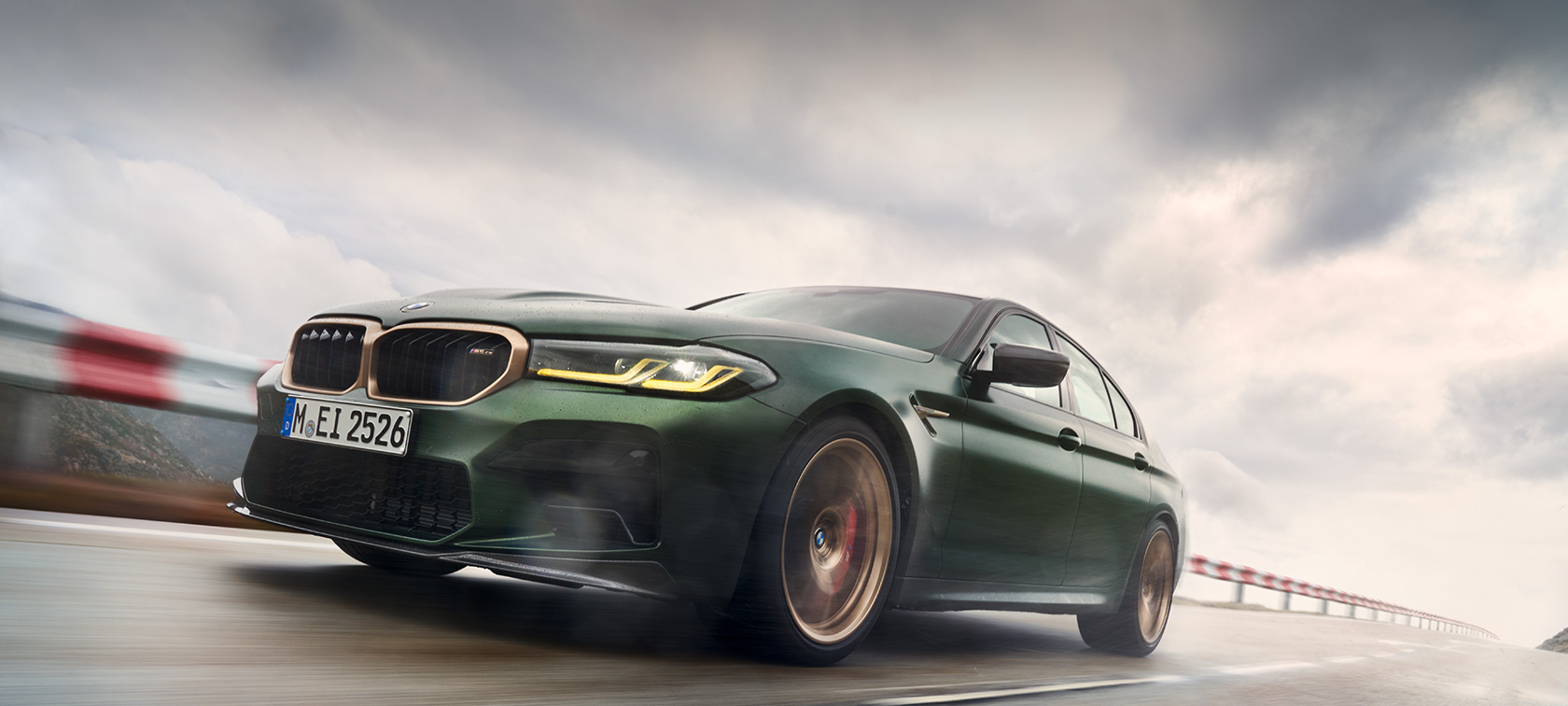BMW M5 CS F90 2021 Frozen Deep Green metallic kolmen neljäsosan näkymä edestä