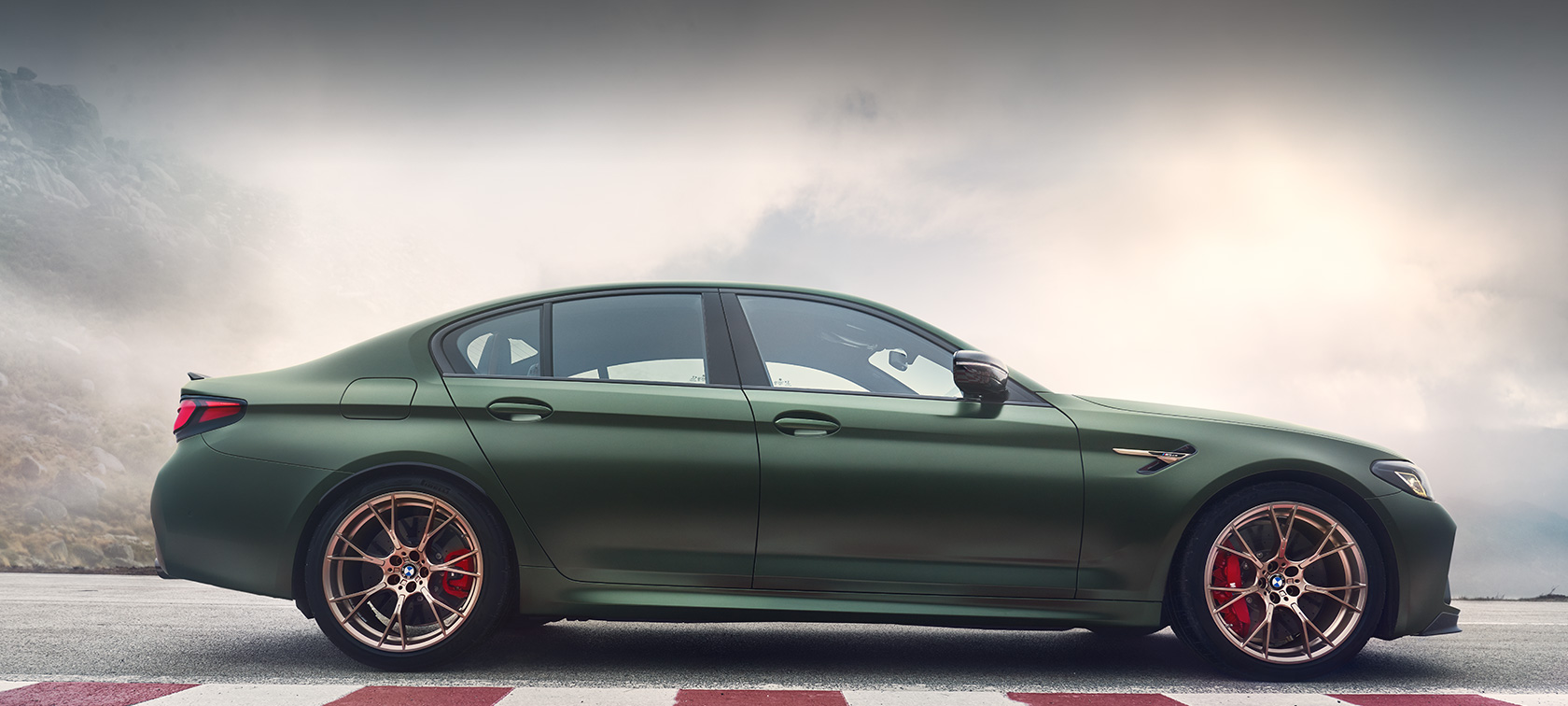 BMW M5 CS F90 2021 Frozen Deep Green metallic kolmen neljäsosan näkymä edestä BMW M5 CS F90 2021 Frozen Deep Green metallic kolmen neljäsosan näkymä edestä