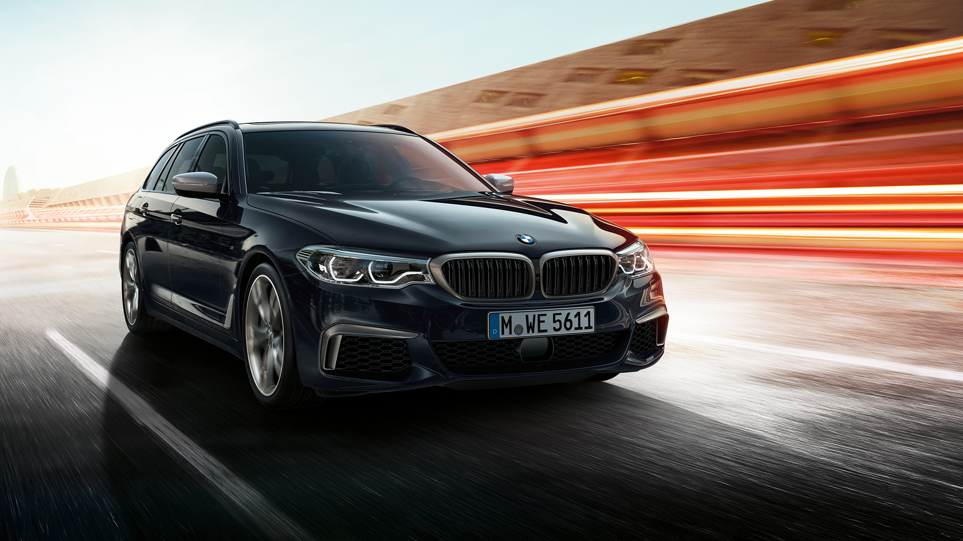 BMW M550d xDrive Touringin BMW-jäähdyttimensäleikkö BMW-jäähdyttimensäleikkö BMW M550d xDrive Touring G31, metalliväri Azurite Black, lähikuva edestä