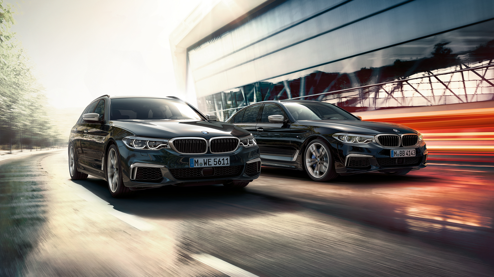 BMW M550d xDrive Touringin ajodynamiikka Ajodynamiikka, BMW M550d xDrive Touring G31, metalliväri Azurite Black, kolmen neljäsosan näkymä etuosasta, BMW M550d Touringin kohokohdat