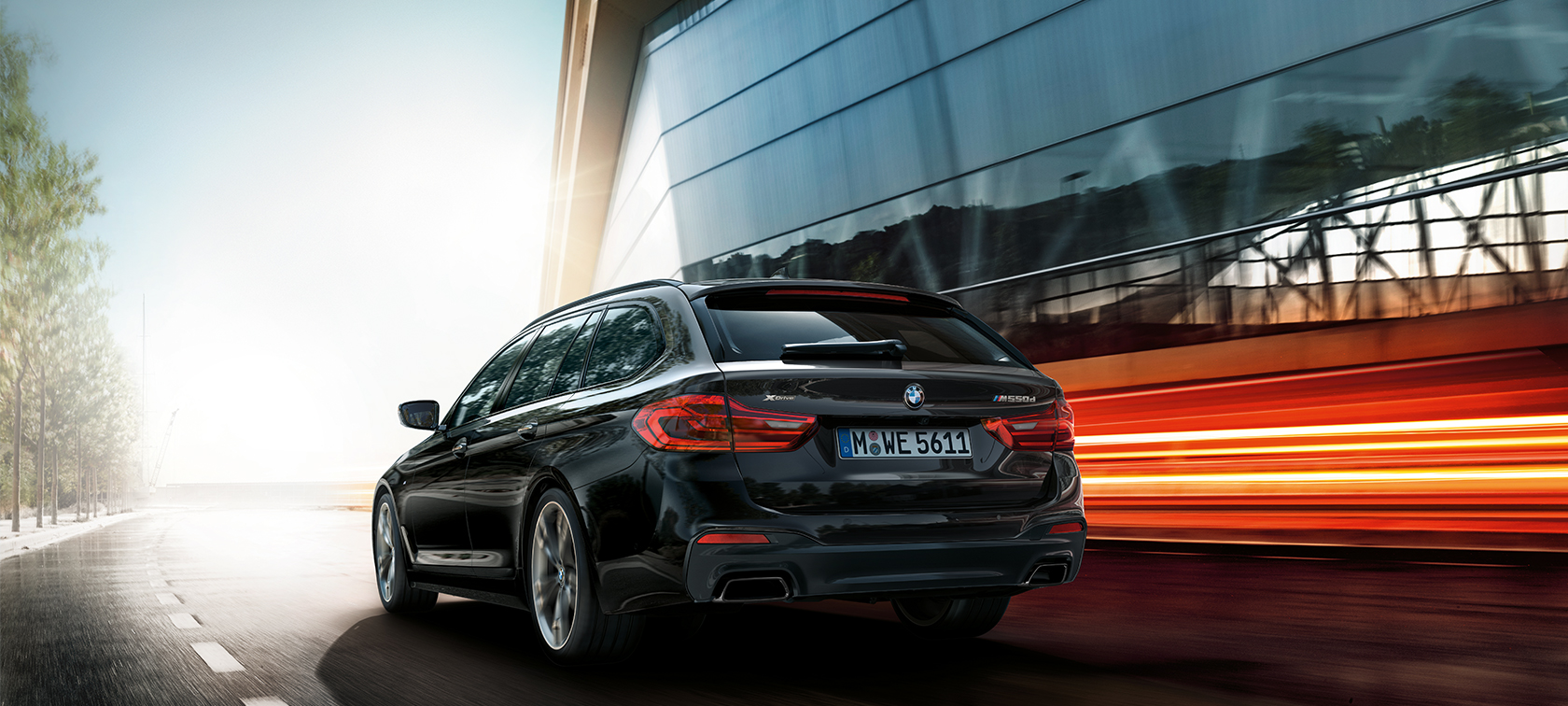Kolmen neljäsosan näkymä takaosasta BMW M550d xDrive Touring BMW M550d xDrive Touring G31 metalliväri Azurite Black, kolmen neljäsosan näkymä takaosasta BMW M550d Touring