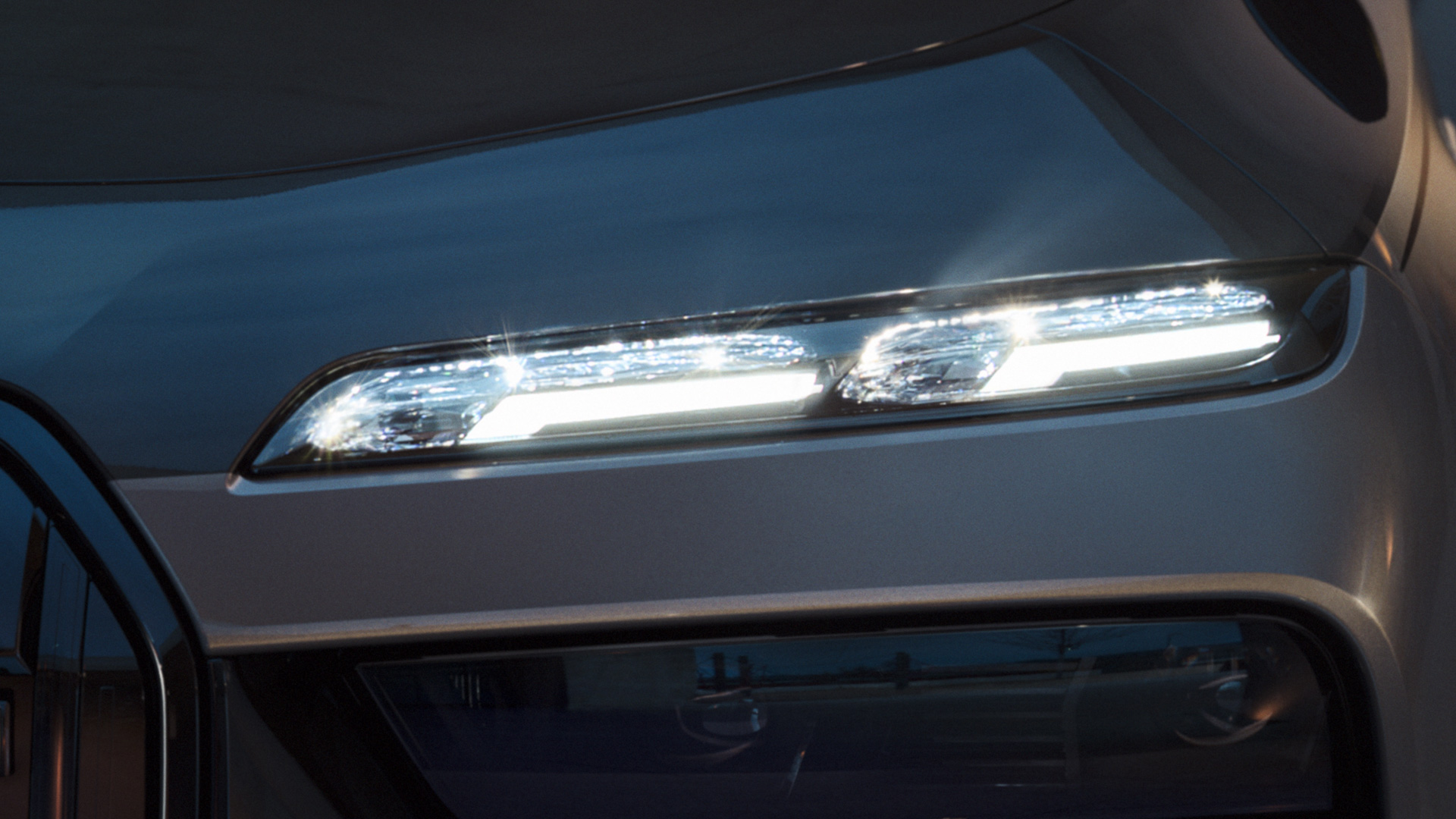 BMW Iconic Glow -kristalliajovalot BMW M760e xDrive Sedan G70 BMW Iconic Glow -kristalliajovalot BMW M760e xDrive Sedan G70 BMW Individual Two-Tone -ulkoväri Black Sapphire metallic BMW Individual -metalliväri Dravite Grey lähikuva valon ollessa päällä