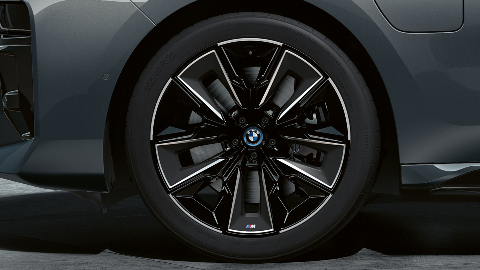21" M aerodynamiikkavanteet 909 M Multicolor BMW M760e xDrive Sedan G70 21" M aerodynamiikkavanteet 909 M Multicolor BMW M760e xDrive Sedan G70 M Performance -paketti BMW Individual Two-Tone -ulkoväri Black Sapphire metallic BMW Individual -metalliväri Dravite Grey