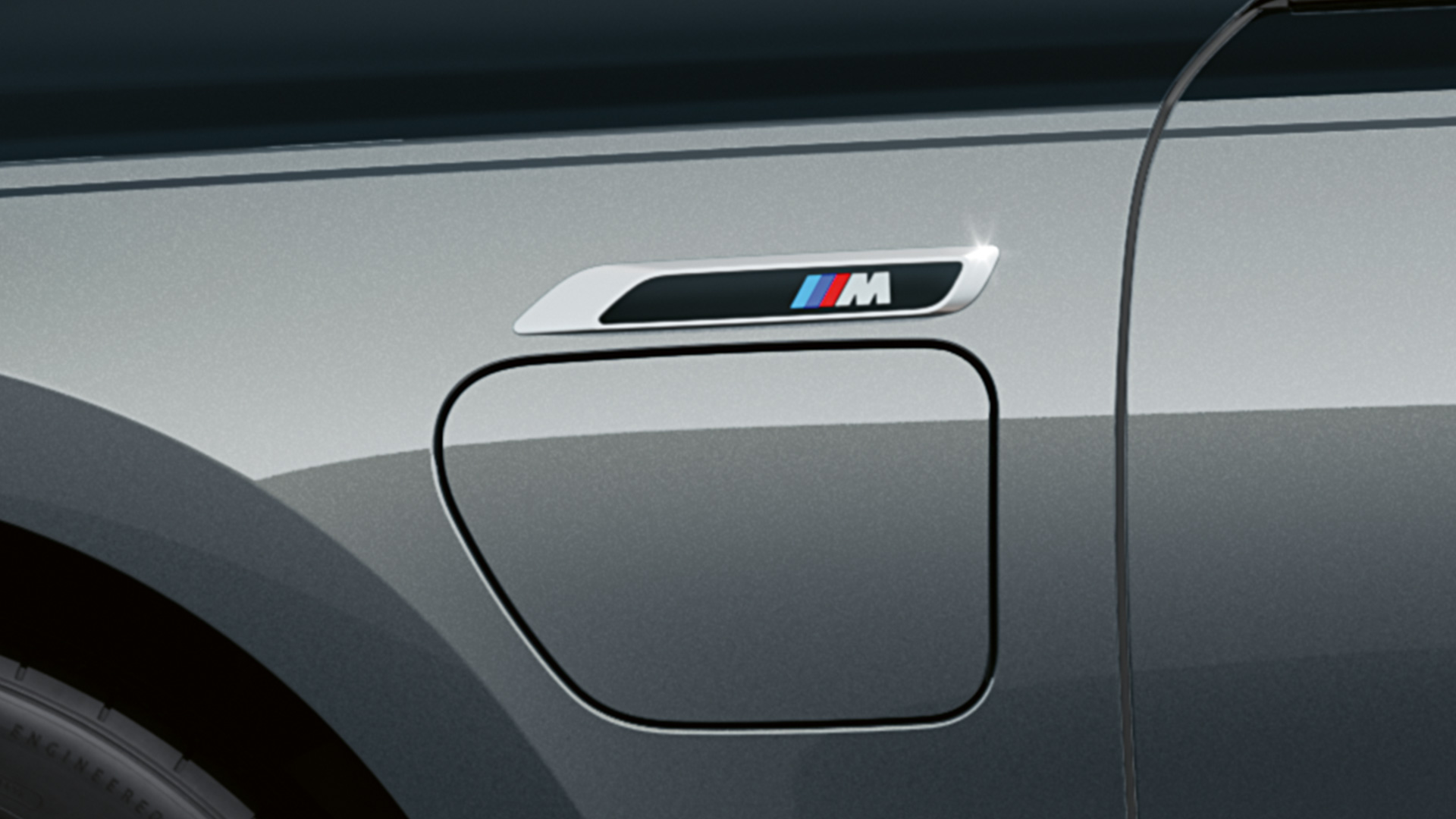 M-merkki BMW M760e xDrive Sedan G70 M-merkki BMW M760e xDrive Sedan G70 M Performance -paketti BMW Individual Two-Tone -ulkoväri Black Sapphire metallic BMW Individual -metalliväri Dravite Grey lähikuva sivulta