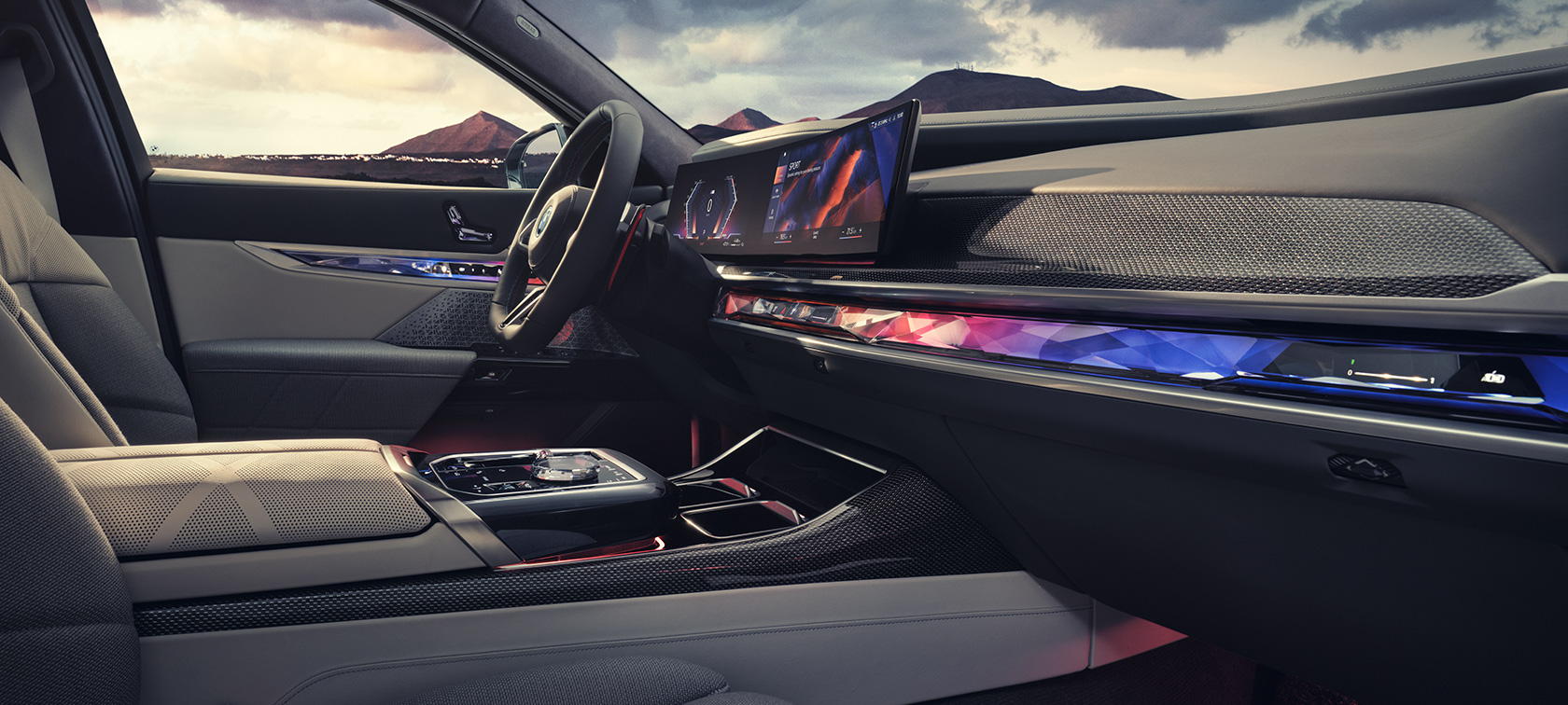 Sisätilan varusteet BMW M760e xDrive Sedan G70 Sisätilan varusteet BMW M760e xDrive Sedan G70 sivunäkymä etumatkustajan puolelta