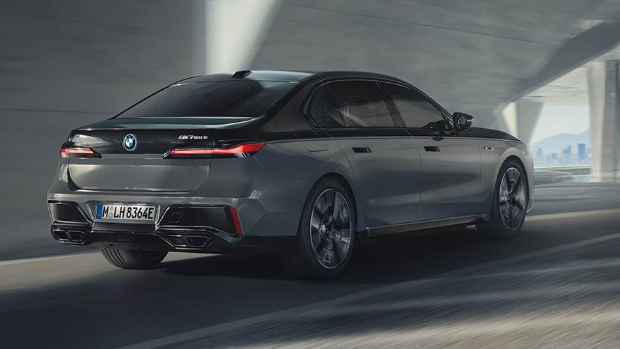 BMW M760e xDrive Sedan G70 M Performance -paketti BMW M760e xDrive Sedan G70 M Performance -paketti BMW BMW Individual Two-Tone -ulkoväri Black Sapphire metallic BMW Individual -metalliväri Dravite Grey 3/4-näkymä ajavasta autosta kadulla