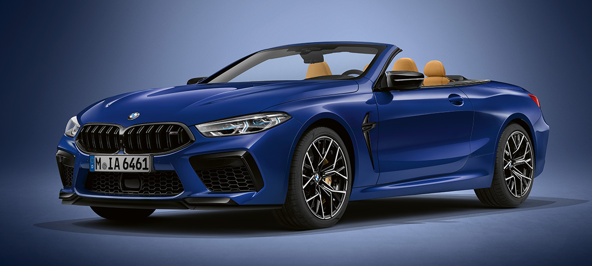 BMW Individual M8 Cabrio metallivärissä BMW Individual Tanzanite Blue. BMW Individual M8 Cabrio metallivärissä BMW Individual Tanzanite Blue, 3/4-näkymä edestä.