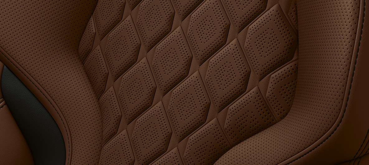 Täysnahkaverhoilu Merino Taruma Brown. BMW M8 Cabrio, sisätilassa Merino-täysnahkaverhoilu Taruma Brown.