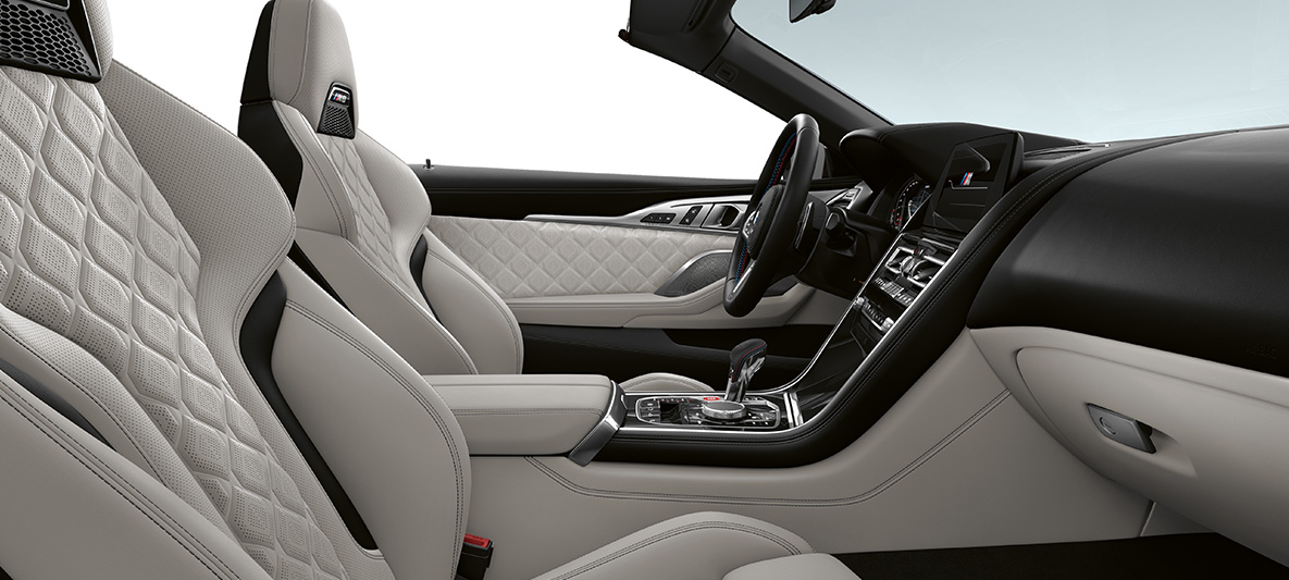 Täysnahkaverhoilu Merino | Silverstone ja BMW Individual -sisäkoristelistat Piano Finish Black. BMW M8 Competition Cabrio, sisätilassa täysnahkaverhoilu Merino | Silverstone ja BMW Individual -sisäkoristelistat Piano Finish Black.