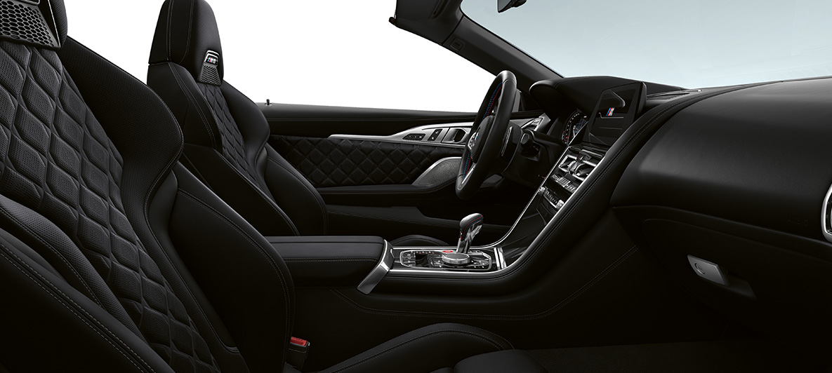 Täysnahkaverhoilu Merino | Musta ja BMW Individual -sisäkoristelistat Piano Finish Black. BMW M8 Competition Cabrio, sisätilassa täysnahkaverhoilu Merino | Musta ja BMW Individual -sisäkoristelistat Piano Finish Black.