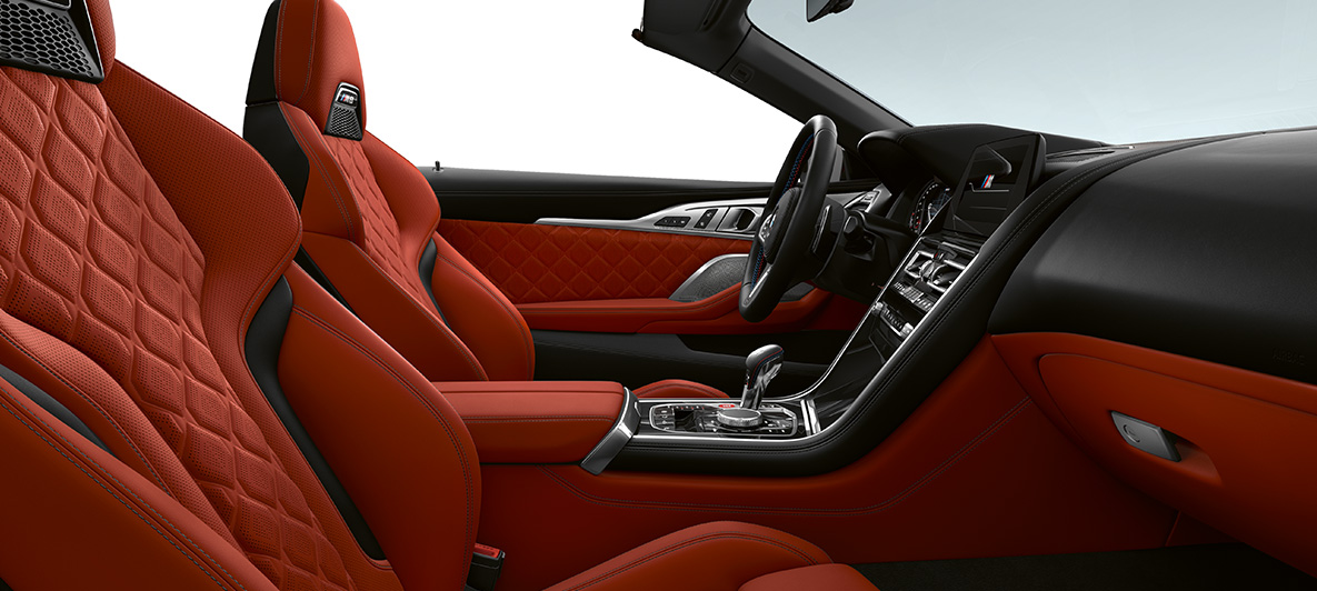 Täysnahkaverhoilu Merino | Sakhir Orange ja BMW Individual -sisäkoristelistat Piano Finish Black. BMW M8 Competition Cabrio, sisätilassa täysnahkaverhoilu Merino | Sakhir Orange ja BMW Individual -sisäkoristelistat Piano Finish Black.