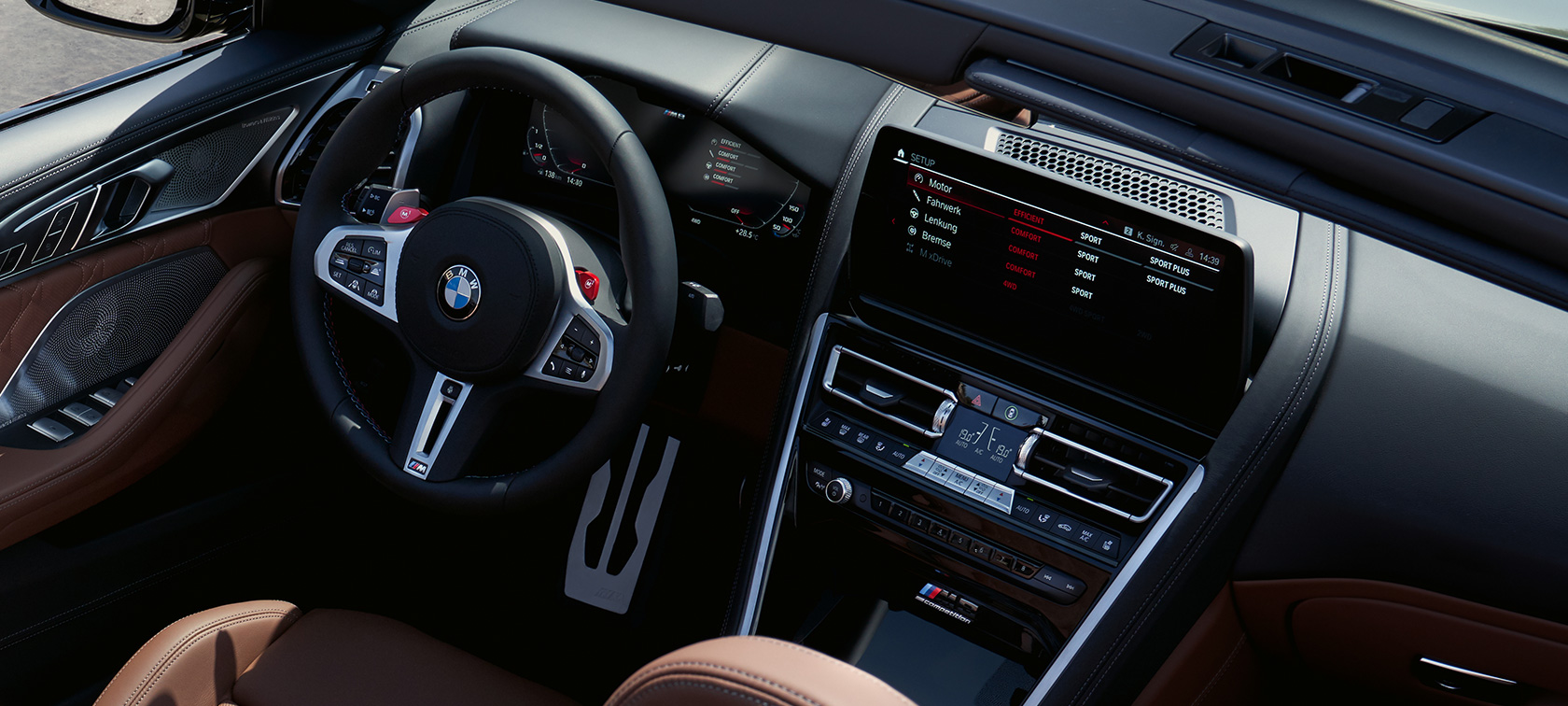 BMW M8 Competition Cabrio F91 LCI Facelift 2022, ohjaamo, monitoiminäyttö BMW M8 Competition Cabrio F91 LCI Facelift 2022, ohjaamo, monitoiminäyttö